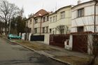 Řadový domek v Kobylisích - zřejmě doposud největší investice rodiny Klausových... Nemovitost u Ďáblického háje přišla Václava Klause a jeho ženu Livii v roce 2007 na osm milionů korun. K domu patří zahrádka, nedaleko jsou kurty.