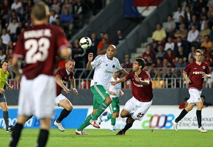 Rodrigo de Souza Cardoso (FC Panathinaikos) zaměstnává sparťanskou obranu.