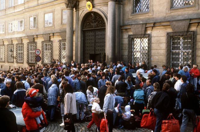 Situace uvnitř a vně velvyslanectví SRN, kde stovky uprchlíků z Východního Německa hledalo azyl, ve snaze se dostat mimo železnou oponu. Praha 1989.