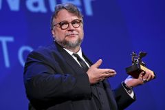 Zlatého lva v Benátkách získalo fantasy drama o vztahu němé uklízečky a vodního tvora