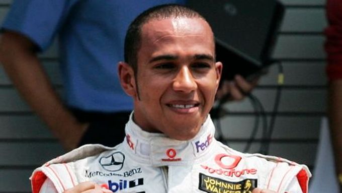 Brit Lewis Hamilton slaví svůj nejrychlější čas v kvalifikaci na Velkou cenu USA.