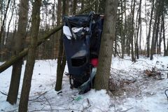 Auto čelně zlomilo strom, řidiče museli vystříhat