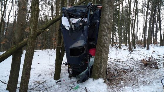 Auto čelně přerazilo strom, mladý řidič neměl šanci