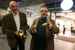 Nechcete banány? ptali se herci Vávra a Šteindler, kteří nabádali lidi, aby šli volit