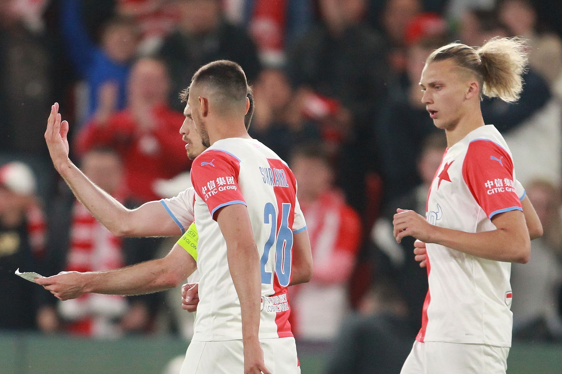 Slávisté s pokyny v posledních minutách zápasu 2. kola nadstavby F:L Slavia Praha - Viktoria Plzeň