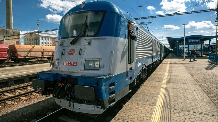 Vlak mezi Libčicemi a Roztoky u Prahy srazil člověka. Provoz je přerušen