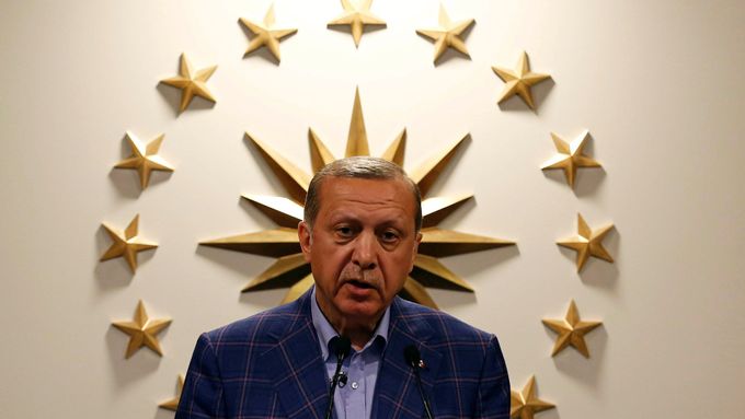 Prezident Recep Tayyip Erdogan na tiskové konferenci v Istanbulu.