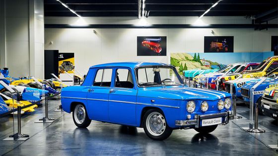 Nejbližší konkurent domácí Škody 1000 MB? Francouzský "hranáč" Renault 8