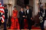 Manželé Obamovi vítají čínského prezidenta.
