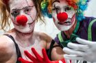Amerika se bojí zabijáckých klaunů. Proti ozbrojeným šaškům bojuje i Batman
