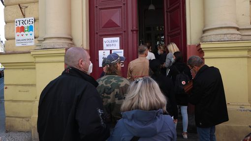 Fronta před volební místností na Strossmayerově náměstí v Praze (8. 10. 2021)