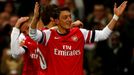 Mesut Özil se raduje z branky, kterou vstřelil Evertonu