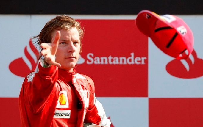 Kimi Raikkonen ze stáje Ferrari díky havárii Lewise hamiltona spadlo do klína třetí místo. Takhle ho oslavil.