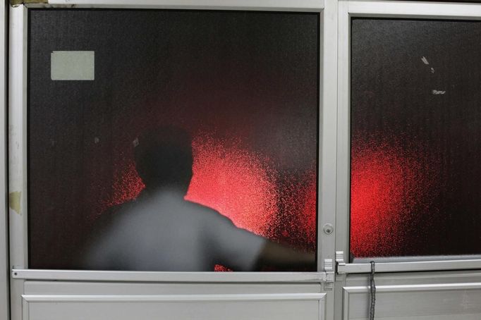 A security guard holds the door of the emergency ward of a local hospital in San Pedro Sula March 20, 2013. San Pedro Sula, the country's second largest city after Tegucigalpa, has a homicide rate of 169 per 100,000 people and was named the world's most violent city for a second year in a row. Lax laws allow civilians to own up to five personal guns. Arms trafficking has flooded the country with nearly 70% illegal firearms. 83.4% of homicides are by firearms, compared to 60% in the United States. Picture taken March 20, 2013. REUTERS/Jorge Cabrera (HONDURAS - Tags: CRIME LAW CIVIL UNREST HEALTH) ATTENTION EDITORS: PICTURE 13 OF 39 FOR PACKAGE 'GUN CULTURE - HONDURAS' SEARCH 'HONDURAS GUN' FOR ALL IMAGES Published: Dub. 5, 2013, 11:14 dop.