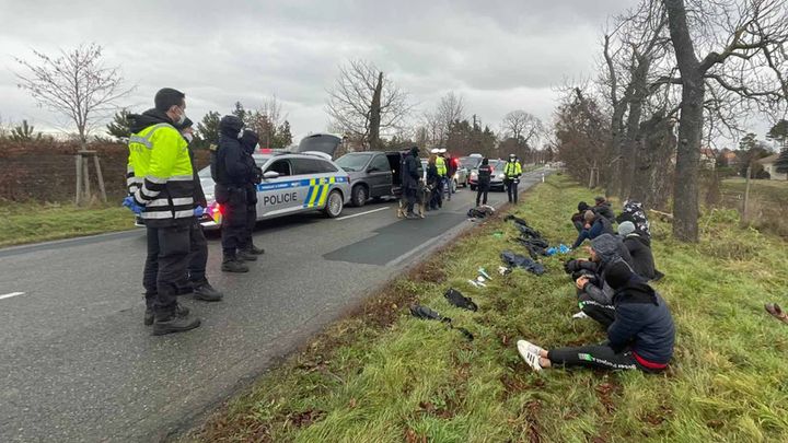 Téměř deset tisíc migrantů zejména ze Sýrie zadržela česká policie od začátku června; Zdroj foto: Policie ČR