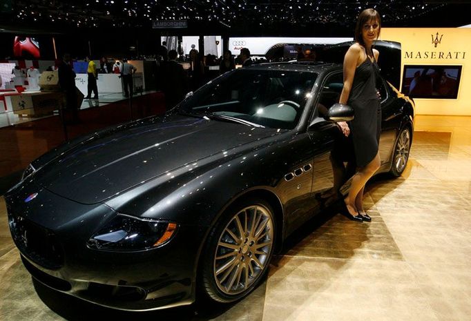 Auto s dlouhým názvem Maserati Quattroporte Sport GT S a dlouhonohá modelka.