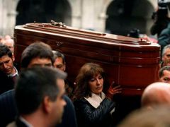 Pohřebu Isaiase Carrasca se zúčastnily tisíce lidí.