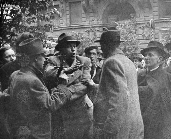 Zatýkání příslušníka gestapa na Václavském náměstí. 5.5.1945