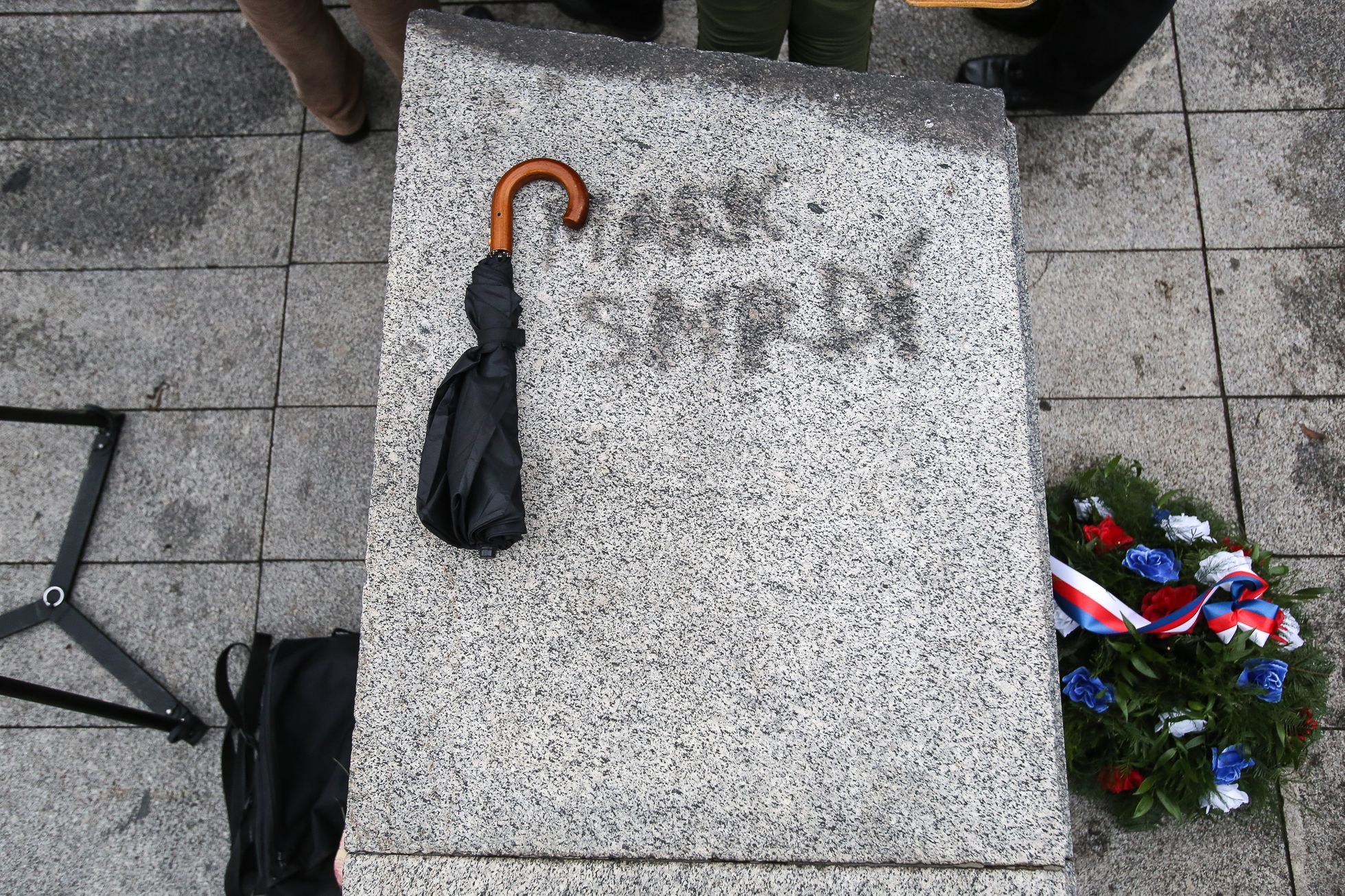 Protest proti vysvětlující tabulce u sochy maršála Koněva - pořádala KSČM