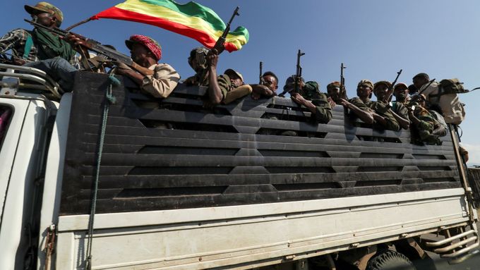 Členové milicí z regionu Amhara jedou čelit milicím TPLF, 9. listopadu 2020.