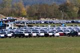 Už předem si tak pronajala několik míst v Česku, kde parkovaly tisíce aut, než se podaří získat všechna razítka. Jedním je letiště v Milovicích, kde stálo v jeden moment přes 4000 vozů.