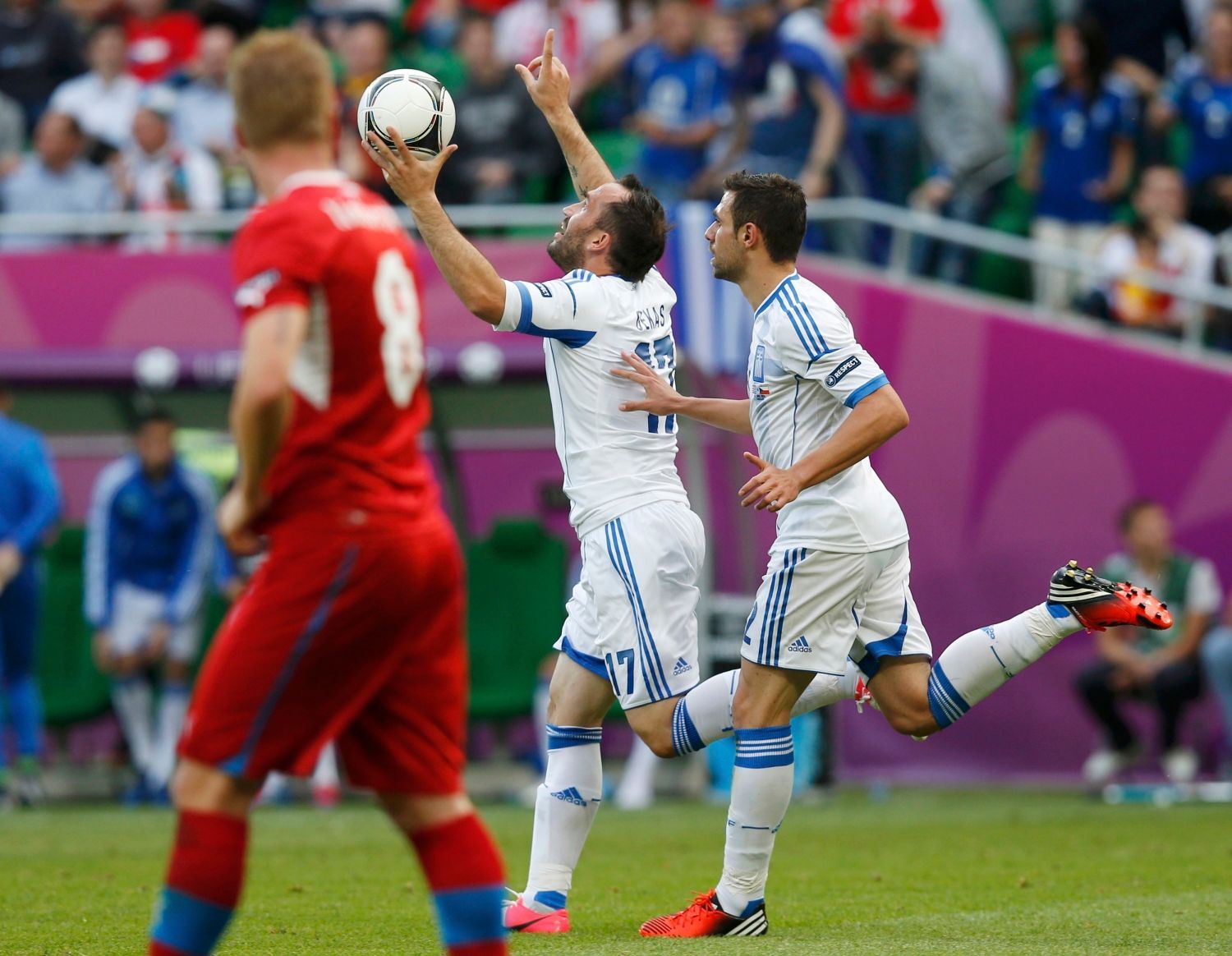 Fanis Gekas slaví vstřelený gól v utkání Řecko - Česká republika na Euru 2012
