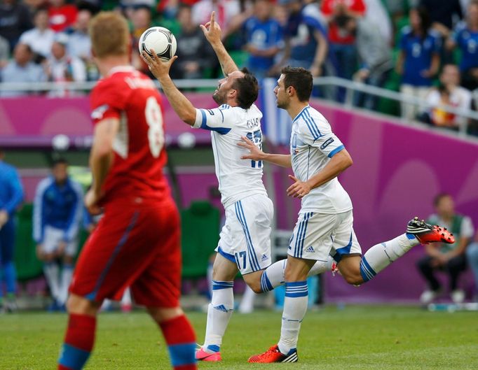 Fanis Gekas slaví vstřelený gól během utkání Řecka s Českou republikou v základní skupině A na Euru 2012.