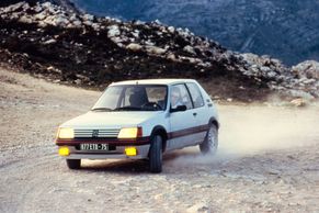 Zachránce Peugeotu slaví čtyřicátiny. Malá 205 byla odvážný krok v nejisté době