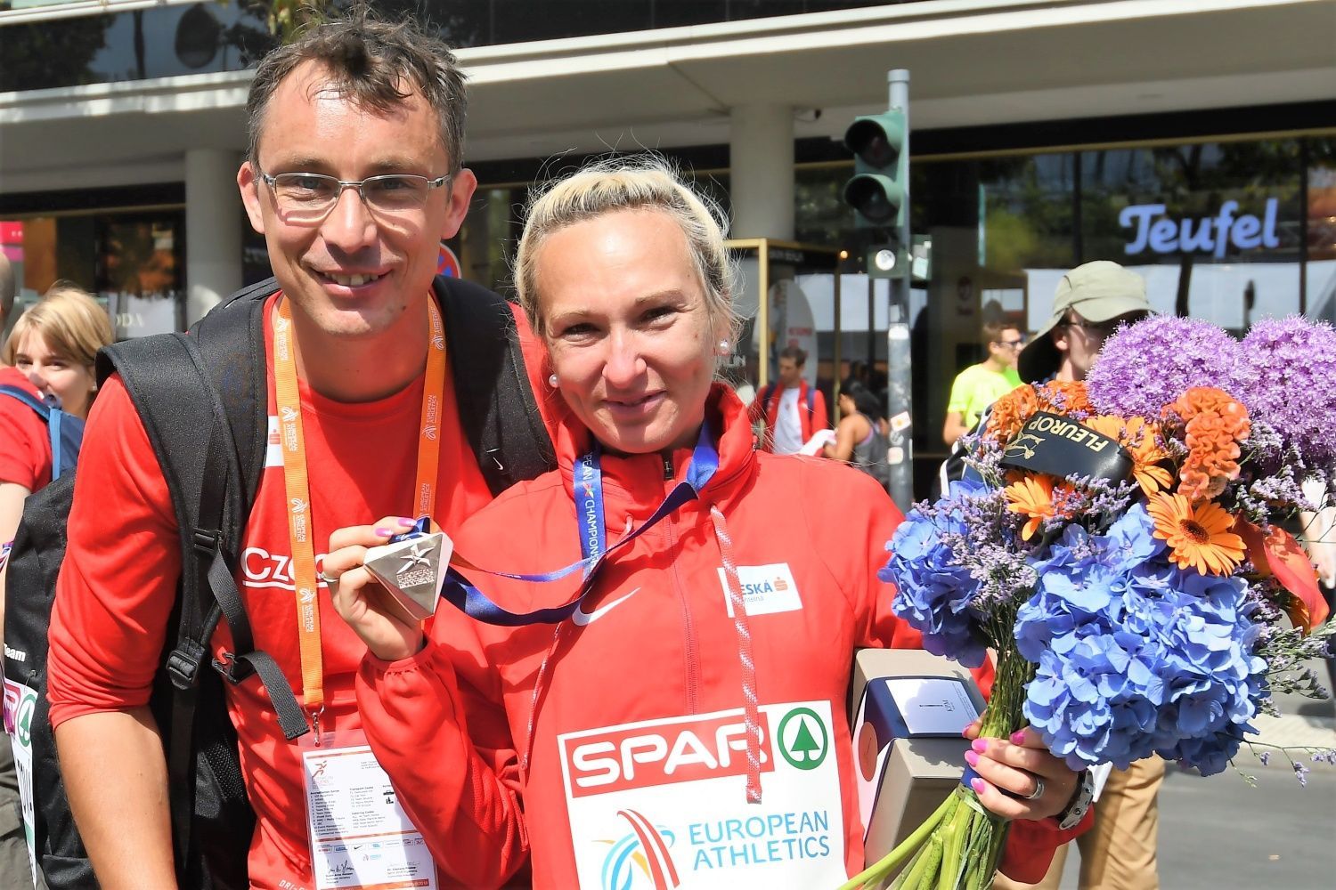 Trenér Martin Vrabec a Eva Vrabcová-Nývltová s bronzem z maratonu na ME v atletice v Berlíně 2018