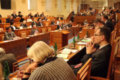 Senátoři schválili návrh úpravy politické imunity