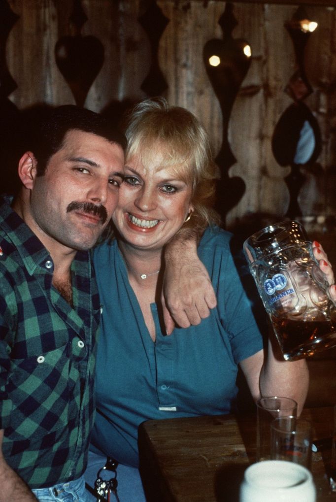 Freddie Mercury s herečkou Barbarou Valentinovou v mnichovské restauraci, 1984.