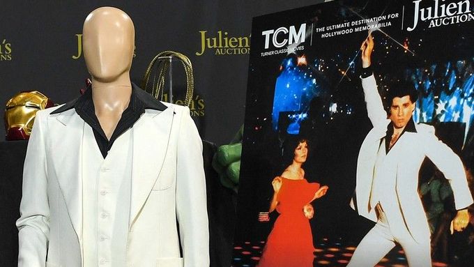 Vydražený bílý oblek, který nosil John Travolta ve filmu Horečka sobotní noci byl vystavený na Julien's Auctions v Gardeně v Kalifornii.