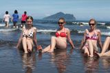 Zájezd Kyjovánku na Tchaj-wan není jen o folkloru. Mezi vystoupeními byl už několikrát čas se také vykoupat v Tichém oceánu. Zatímco domorodci se většinou v moři koupou v tričku a krátkých kalhotách, holky z Kyjova se rády svlékly do plavek.