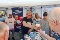 Staré knihy, kšiltovky i sudy piva. "Ať se Babiš spojí s SPD," znělo mítinkem ANO