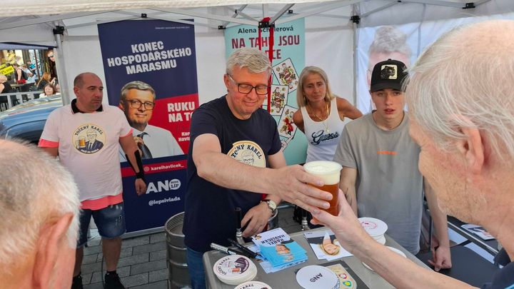 Staré knihy, kšiltovky i sudy piva. "Ať se Babiš spojí s SPD," znělo mítinkem ANO; Zdroj foto: Vratislav Dostál