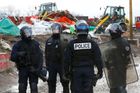 V Calais zatkli 14 demonstrantů proti imigrantům, zapalovali pneumatiky a blokovali silnice