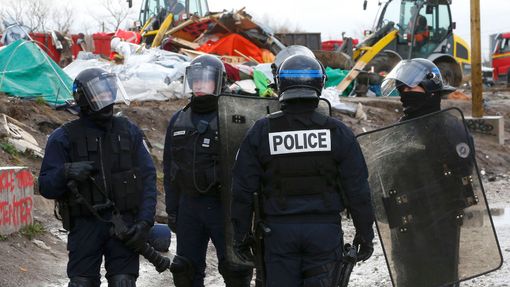 Policie v táboře "Džungle" u francouzského Calais.