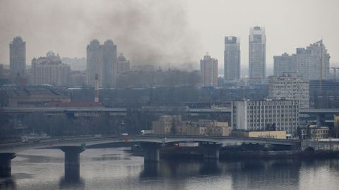 Boj o Kyjev pokračuje. Vedení města varuje před nálety. Sledujte speciál DVTV