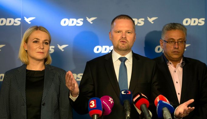 Zleva Jana Černochová, předseda ODS Petr Fiala a Raduan Nwelati vystoupili ve volebním středisku Občanské demokratické strany v Praze na tiskové konferenci