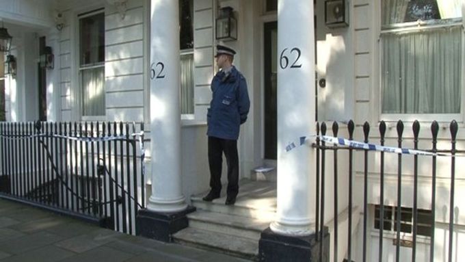 Policista hlídkuje před domem, kde byla nalezena mrtvá Eva Rausingová, jedna z nejbohatších žen v Británii.