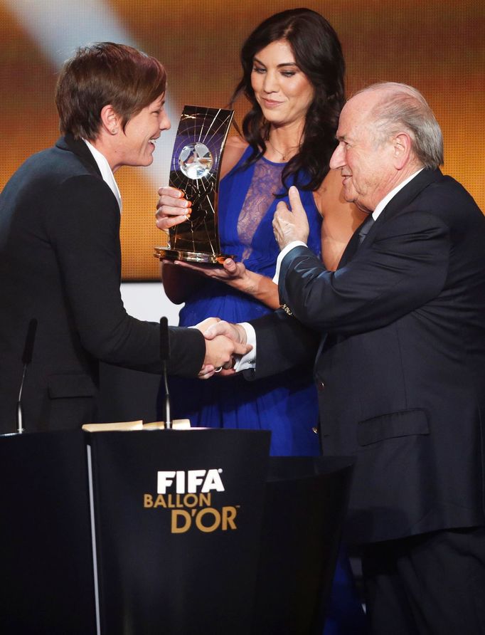 Prezident FIFA Sepp Blatter předává cenu pro nejlepší ženu na fotbalovém trávníků,  kterou se stala Američanka Abby Wambachová...