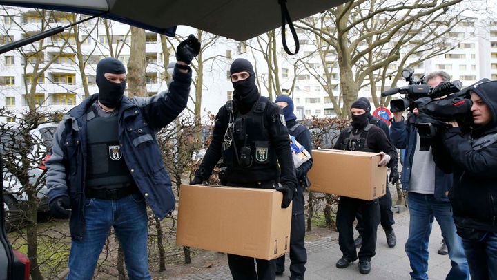 Evropští policisté rozbili obří zločinecký gang. Našli zlaté cihly i diamanty