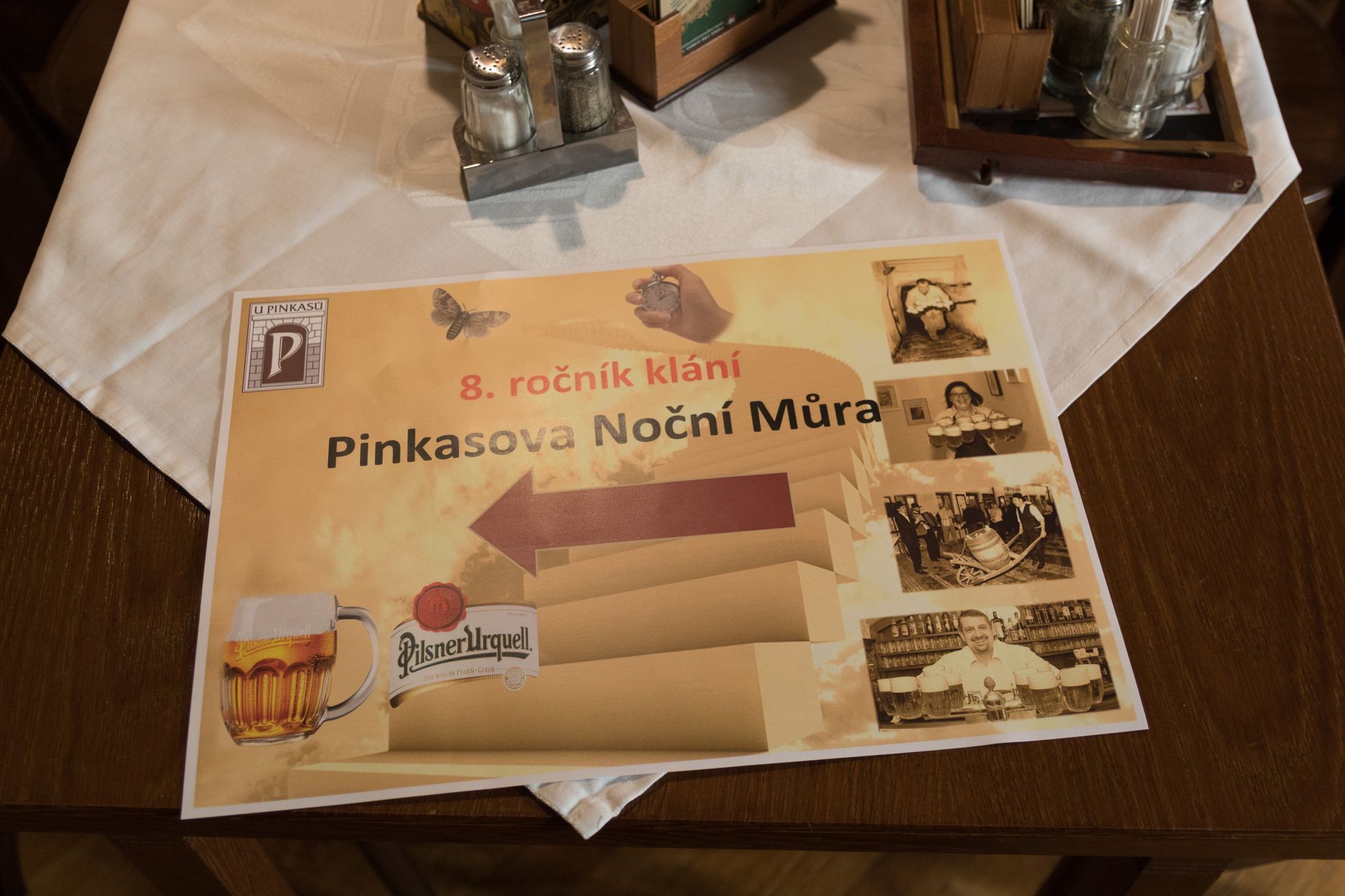 Foto: V Praze se spolu utkali výčepní na tradičním závodě Pinkasova noční můra