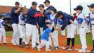 Nejlepší české baseballisty doprovázeli při nástupu na stadion mladí hráči Nuclears.