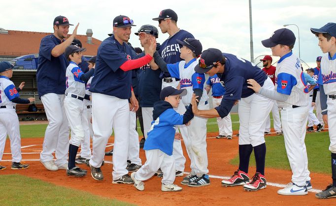 Nejlepší české baseballisty doprovázeli při nástupu na stadion mladí hráči Nuclears.