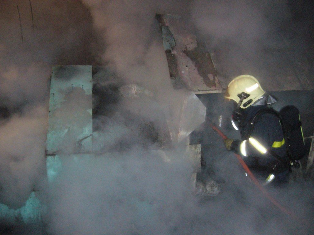 Požár budky teplovodu ve Vsetíně