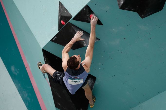 Český lezec Adam Ondra ve finále OH 2024 v Paříži