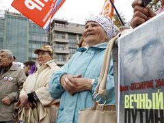 Putinovi odpůrci drží v Moskvě plakát s nápisem Projekt nesmrtelnost.