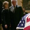 Manželé Clintonovi u rakve s Geraldem Fordem