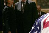Hillary a Bill Clintonovi, minulý (a dost možná i příští) první pár USA u rakve s bývalým prezidentem Geraldem Fordem v rotundě budovy amerického Kongresu na Capitol Hillu
